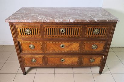 Commode droite, ouvrant par trois tiroirs...