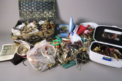 Ensemble de bijoux fantaisie comprenant :...