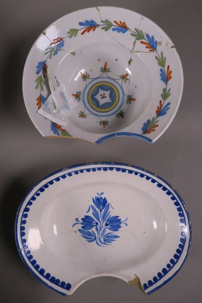 Réunion de six plats à barbe en faïence polychrome...