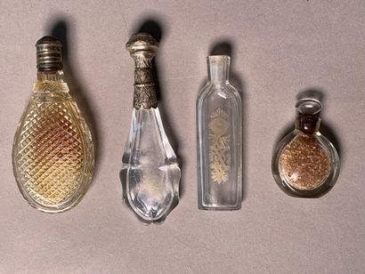 Réunion de quatre flacons à sel en verre,...