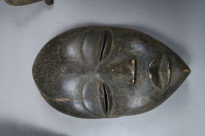 Réunion de masques et objets africains comprenant...