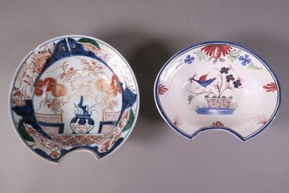Réunion de deux plats à barbe en céramique...