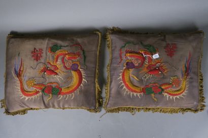 Paire de coussins asiatique à décor de dragons...