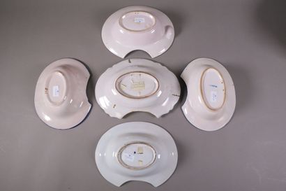Réunion de plats à barbe en faïence polychrome...
