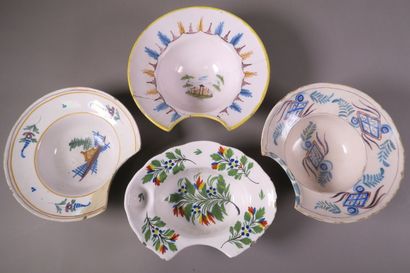 Réunion de plats à barbe en faïence polychrome...