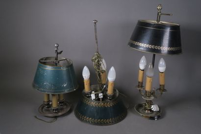 Réunion de trois lampes bouillotte en métal...