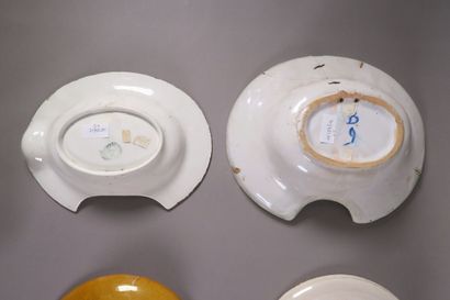 Réunion de six plats à barbe en faïence polychrome...