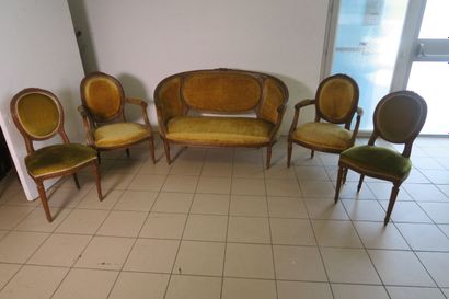 Salon de style louis XVI composé d'un canapé...