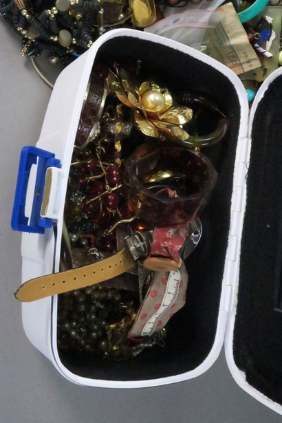 Ensemble de bijoux fantaisie comprenant :...