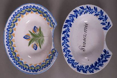 Réunion de huit plats à barbe en faïence...
