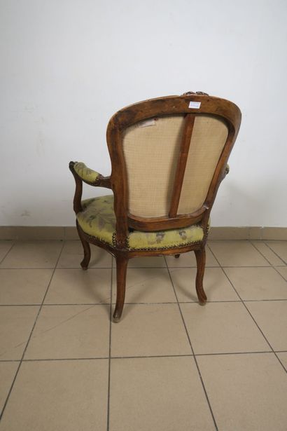 Fauteuil à dossier cabriolet en noyer mouluré...