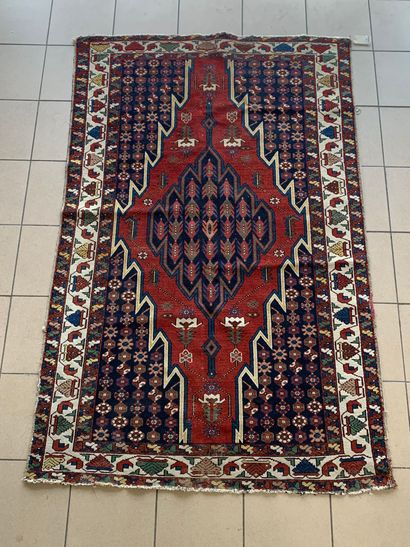 MOYEN-ORIENT 
Tapis en laine à décor floral...