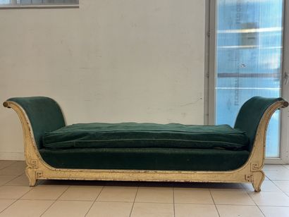 Banquette en bois mouluré et laqué crème...