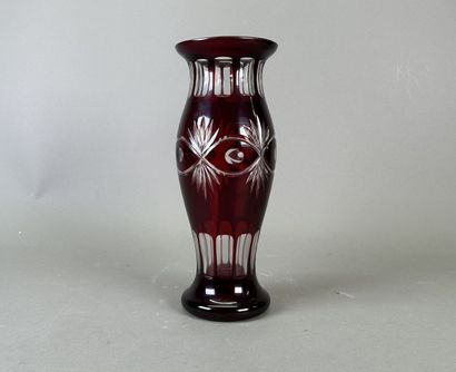 Vase en cristal doublé rouge rubis et taillé
H....
