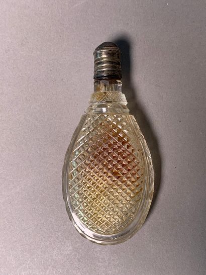 Réunion de quatre flacons à sel en verre,...