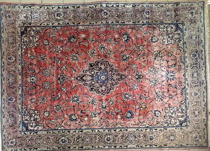 Deux tapis : 
Le premier en soie à décor...