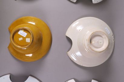 Réunion de six plats à barbe en faïence polychrome...