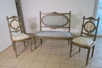Petit salon en bois laqué gris composé d'une...