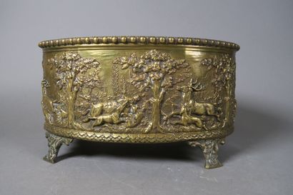 Jardinière ovale en laiton repoussé à décor...