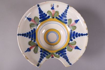 Réunion de six plats à barbe en faïence polychrome...
