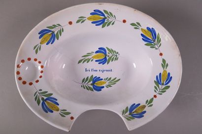 Réunion de six plats à barbe en faïence polychrome...