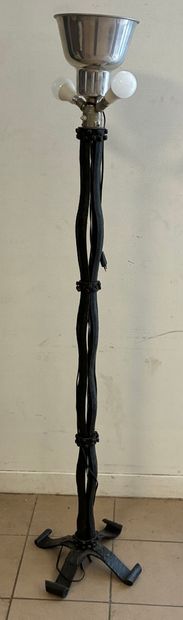 LUDI 
Lampadaire en fer forgé à patine noire...