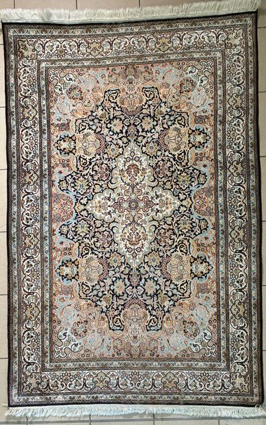 Tapis en laine et soie à motifs floral
XXe...