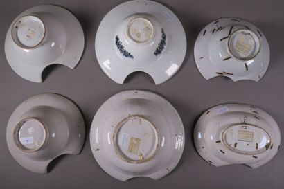 Réunion de six plats à barbe en faïence polychrome...
