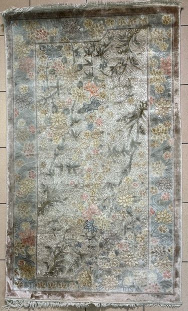 Deux tapis : 
Le premier en soie à décor...