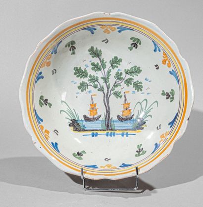 NEVERS
Saladier en faïence à décor polychrome...