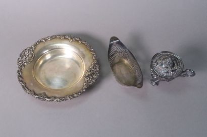 Réunion de pièces de forme en argent comprenant...