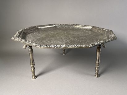 Plateau en bronze argenté formant table à...