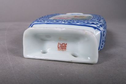 CHINE 
Paire de vases d'applique en porcelaine...