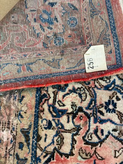Deux tapis : 
Le premier en soie à décor...