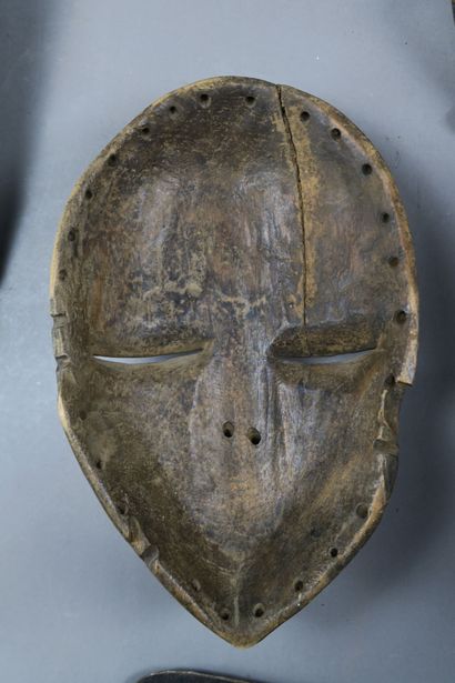 Réunion de masques et objets africains comprenant...