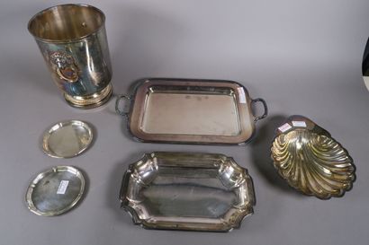 Réunion de six pièces de forme en métal argenté...