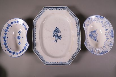 Réunion de plats à barbe en faïence polychrome...