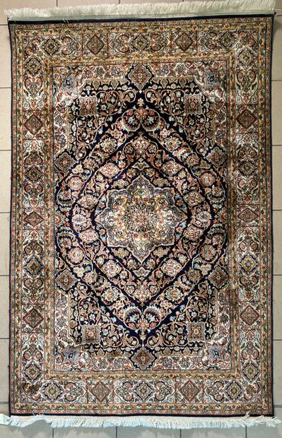 Tapis en laine et soie à motif centré d'un...
