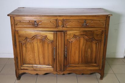 Buffet en noyer mouluré et chêne, ouvrant...