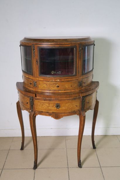Vitrine demie-lune en bois de placage et...