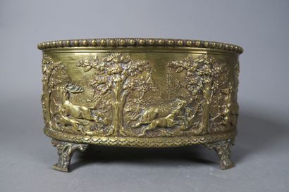 Jardinière ovale en laiton repoussé à décor...