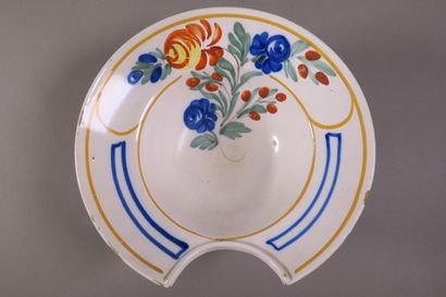 Réunion de sept plats à barbe en faïence...