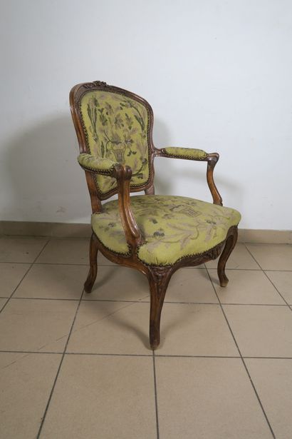 Fauteuil à dossier cabriolet en noyer mouluré...
