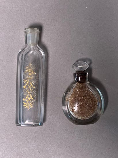 Réunion de quatre flacons à sel en verre,...