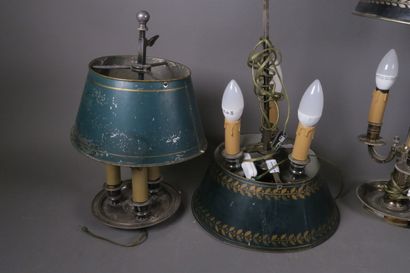 Réunion de trois lampes bouillotte en métal...