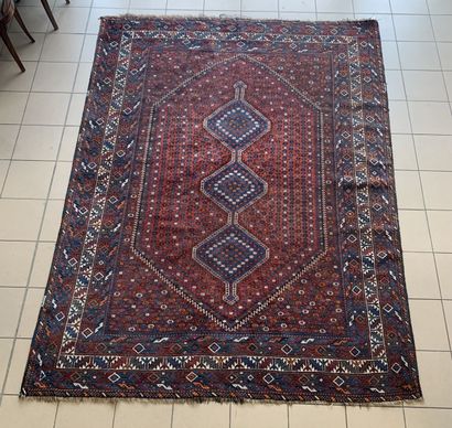 MOYEN-ORIENT 
Tapis en laine à décor géométrique...