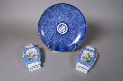 CHINE 
Paire de vases d'applique en porcelaine...