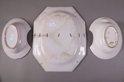 Réunion de plats à barbe en faïence polychrome...