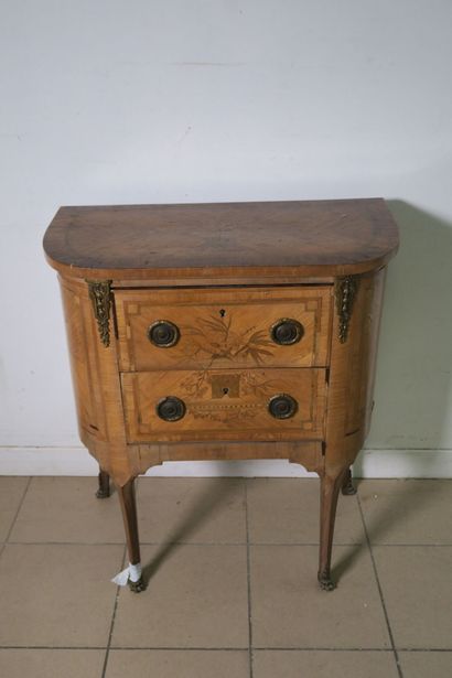 Petite commode en bois de placage et marqueterie...