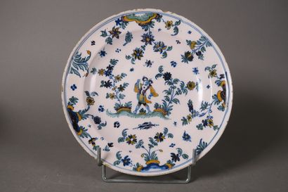 MOUSTIERS 
Assiette en faïence polychrome...